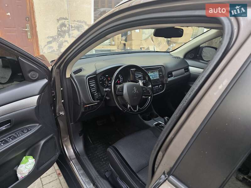 Позашляховик / Кросовер Mitsubishi Outlander 2016 в Львові