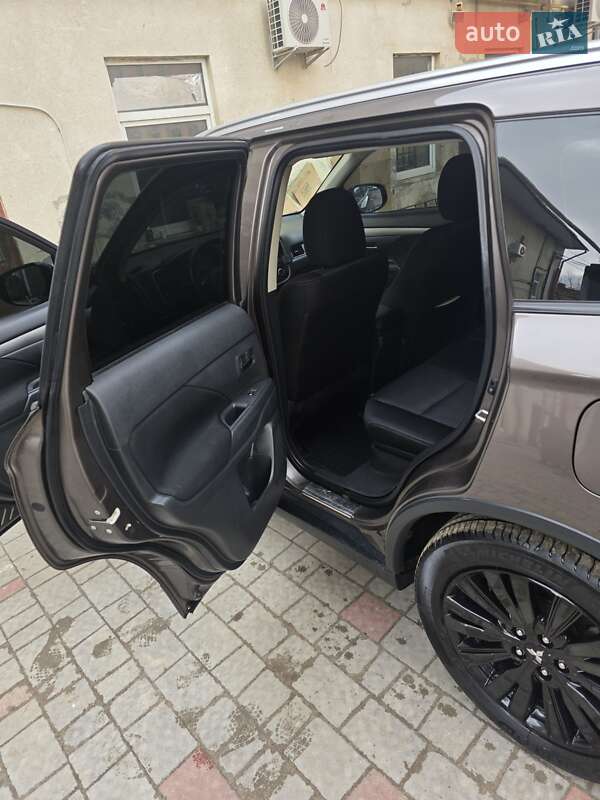 Позашляховик / Кросовер Mitsubishi Outlander 2016 в Львові