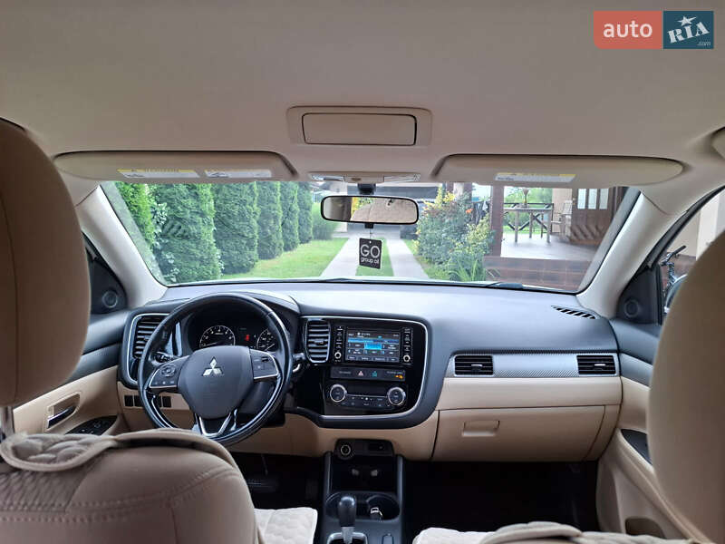 Позашляховик / Кросовер Mitsubishi Outlander 2016 в Ужгороді