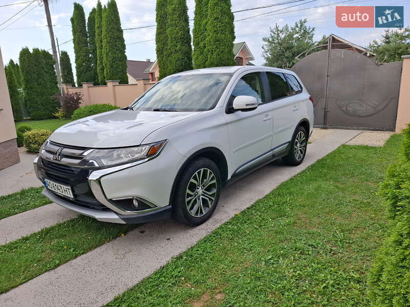 Позашляховик / Кросовер Mitsubishi Outlander 2016 в Ужгороді