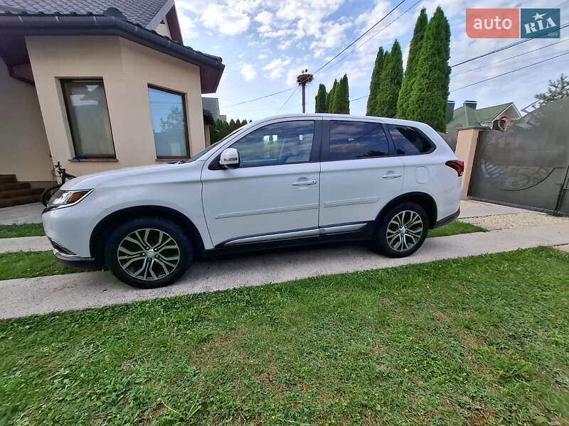 Позашляховик / Кросовер Mitsubishi Outlander 2016 в Ужгороді