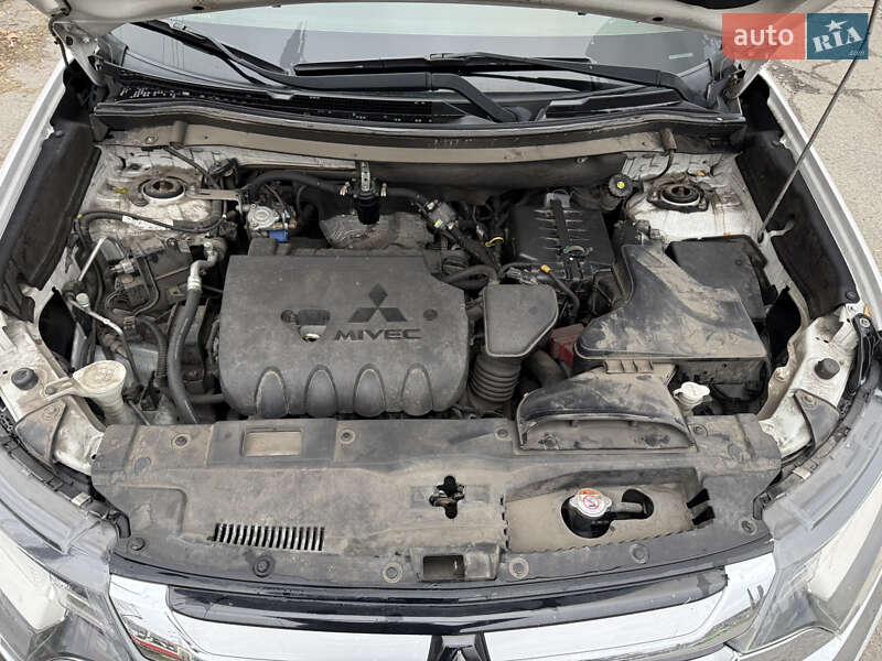 Внедорожник / Кроссовер Mitsubishi Outlander 2015 в Киеве