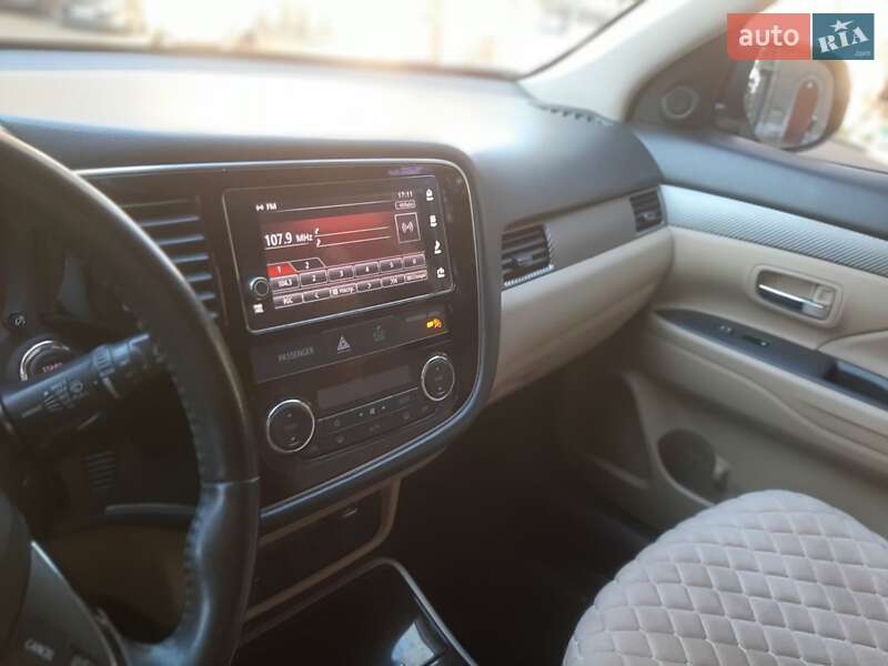 Внедорожник / Кроссовер Mitsubishi Outlander 2017 в Одессе