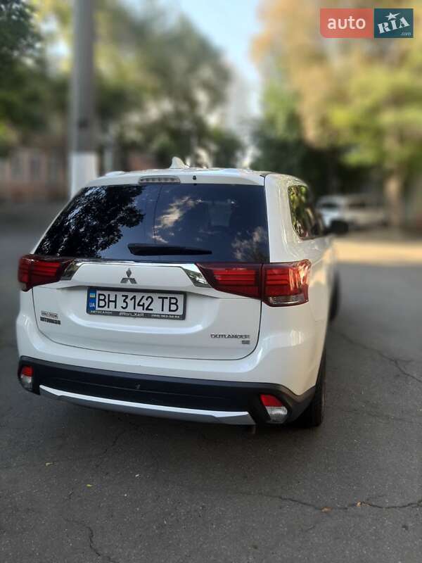Внедорожник / Кроссовер Mitsubishi Outlander 2017 в Одессе