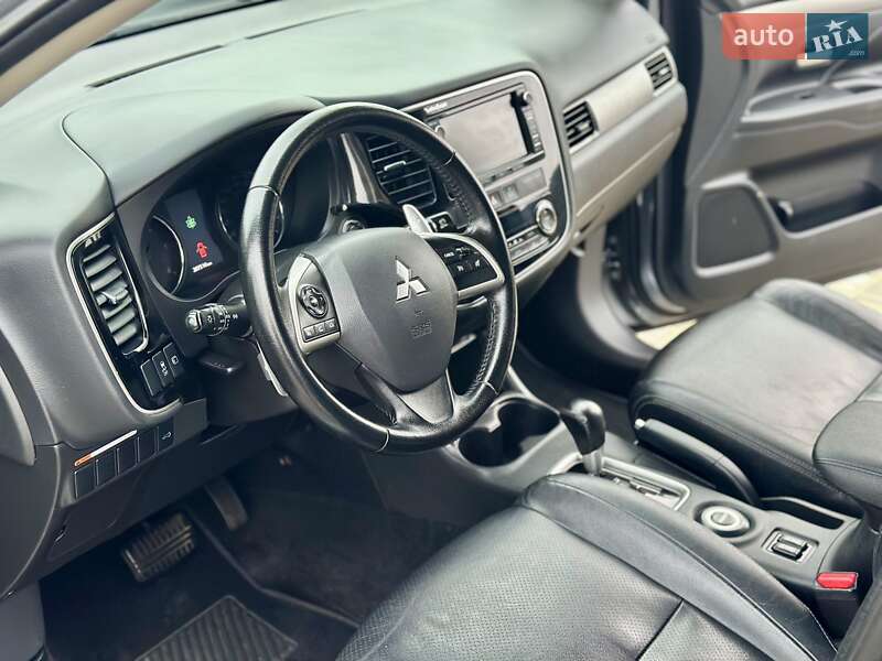 Внедорожник / Кроссовер Mitsubishi Outlander 2013 в Вараше фото 25 Внедорожник / Кроссовер Mitsubishi Outlander 2013 в Вараше