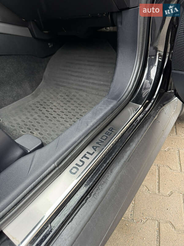 Позашляховик / Кросовер Mitsubishi Outlander 2012 в Києві