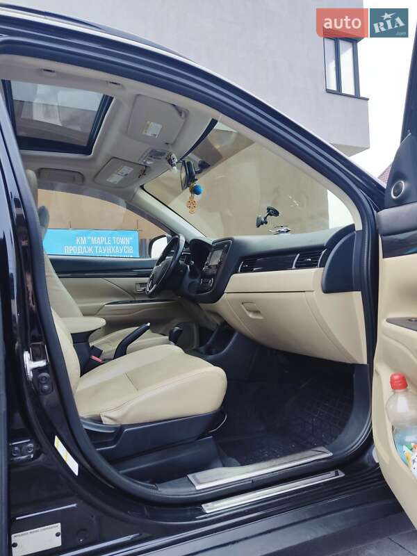 Внедорожник / Кроссовер Mitsubishi Outlander 2016 в Киеве