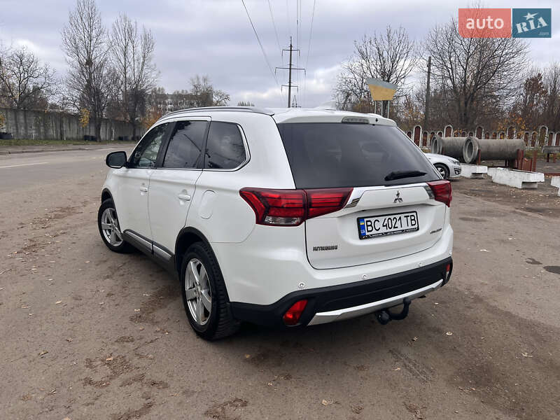 Внедорожник / Кроссовер Mitsubishi Outlander 2016 в Львове