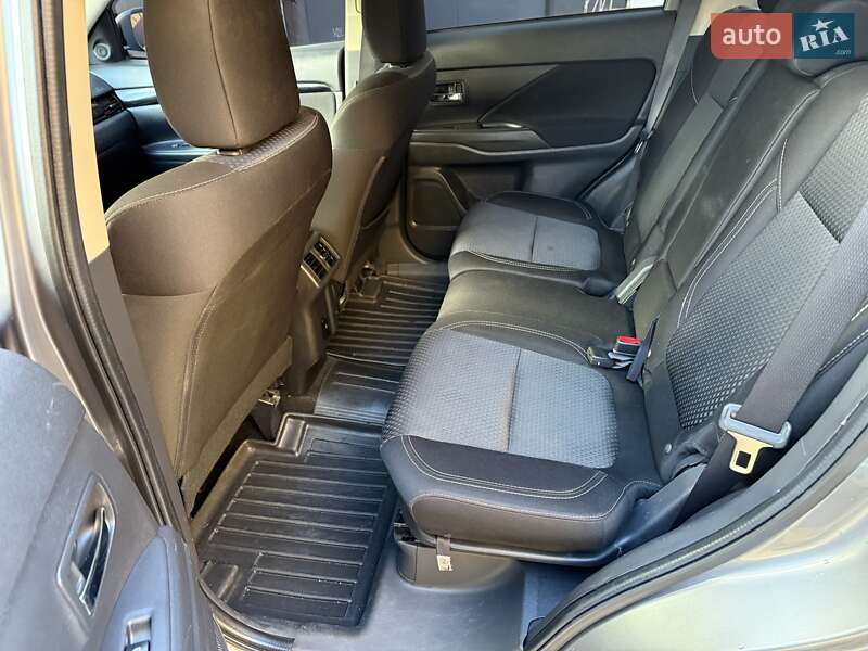 Внедорожник / Кроссовер Mitsubishi Outlander 2020 в Киеве