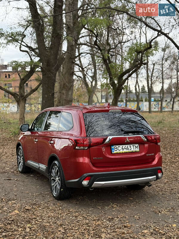Позашляховик / Кросовер Mitsubishi Outlander 2016 в Львові