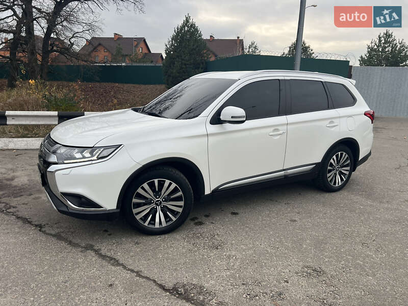 Позашляховик / Кросовер Mitsubishi Outlander 2020 в Києві
