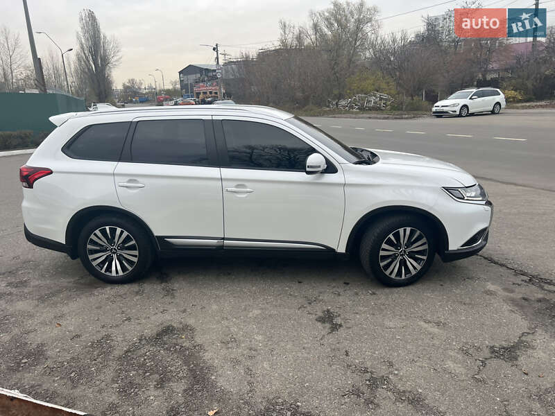 Позашляховик / Кросовер Mitsubishi Outlander 2020 в Києві
