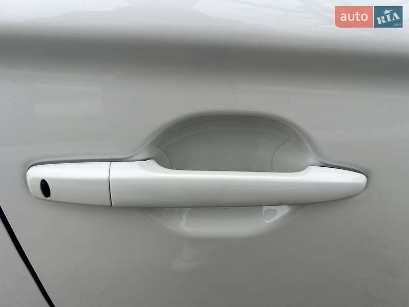 Позашляховик / Кросовер Mitsubishi Outlander 2020 в Києві