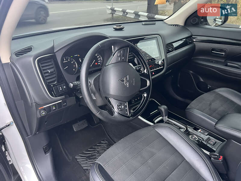 Позашляховик / Кросовер Mitsubishi Outlander 2020 в Києві