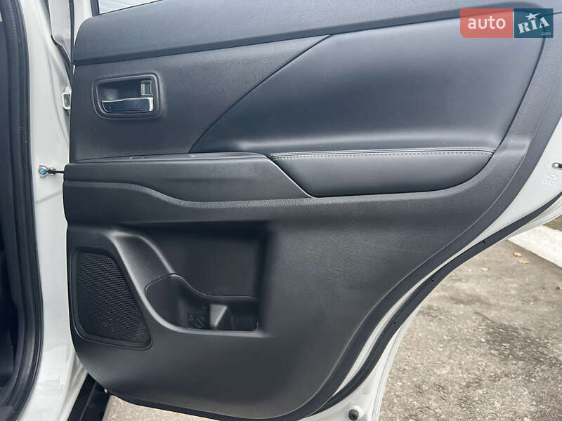 Позашляховик / Кросовер Mitsubishi Outlander 2020 в Києві