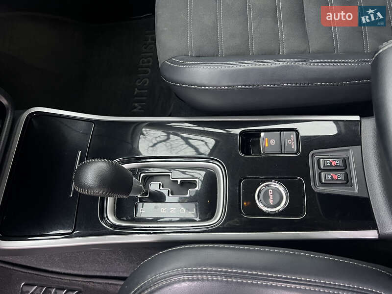 Позашляховик / Кросовер Mitsubishi Outlander 2020 в Києві