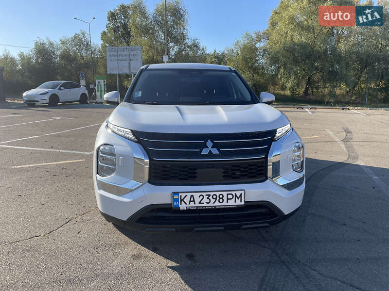 Внедорожник / Кроссовер Mitsubishi Outlander 2023 в Киеве