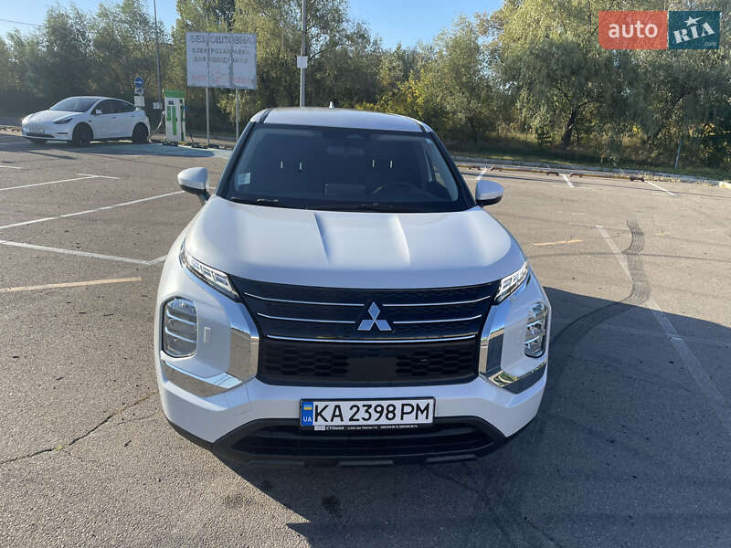 Внедорожник / Кроссовер Mitsubishi Outlander 2023 в Киеве