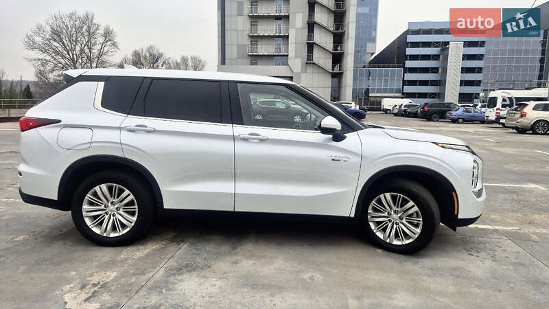 Внедорожник / Кроссовер Mitsubishi Outlander 2023 в Киеве