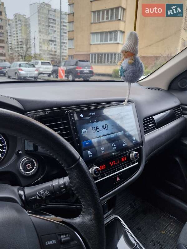 Позашляховик / Кросовер Mitsubishi Outlander 2022 в Києві