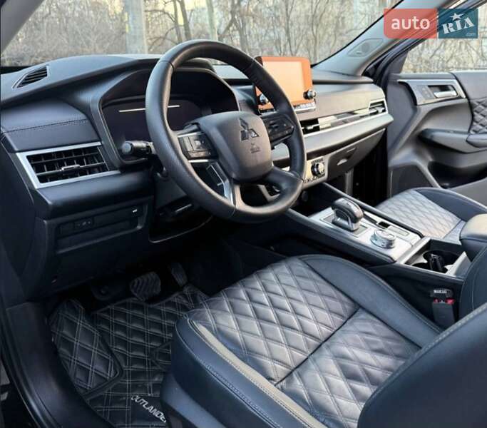 Позашляховик / Кросовер Mitsubishi Outlander 2023 в Кривому Розі