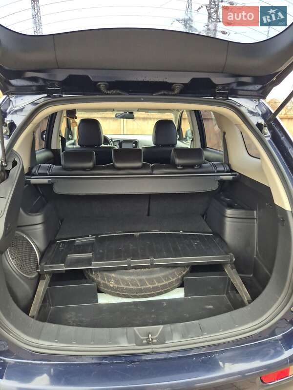 Внедорожник / Кроссовер Mitsubishi Outlander 2013 в Кривом Роге