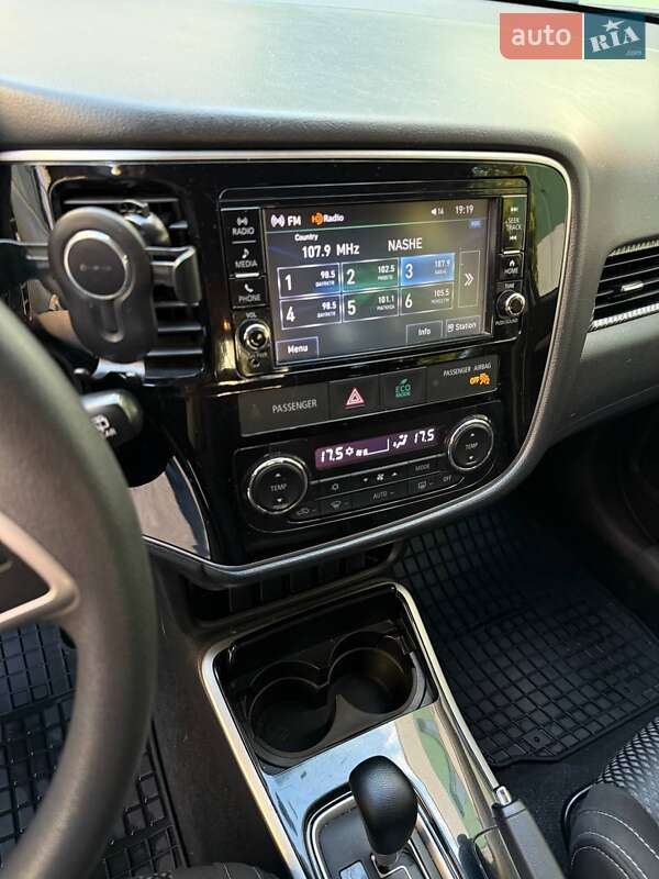 Позашляховик / Кросовер Mitsubishi Outlander 2018 в Києві