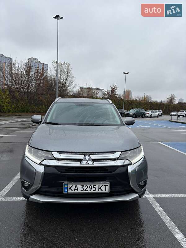 Внедорожник / Кроссовер Mitsubishi Outlander 2016 в Киеве