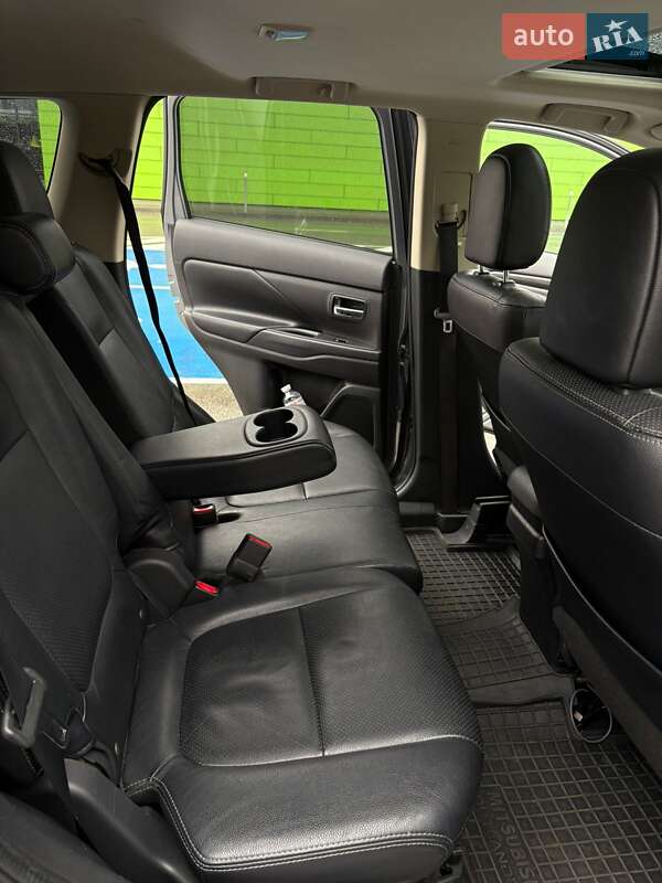 Внедорожник / Кроссовер Mitsubishi Outlander 2016 в Киеве