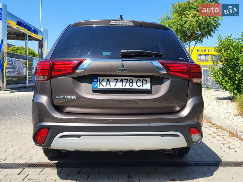Позашляховик / Кросовер Mitsubishi Outlander 2021 в Києві