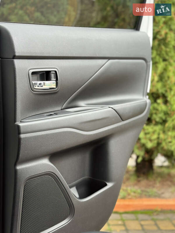 Внедорожник / Кроссовер Mitsubishi Outlander 2016 в Самборе фото 67 Внедорожник / Кроссовер Mitsubishi Outlander 2016 в Самборе