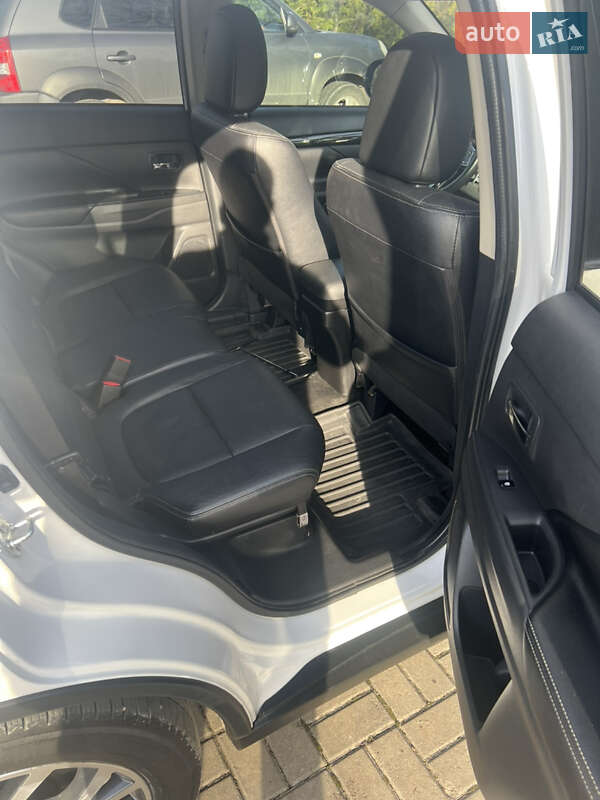 Позашляховик / Кросовер Mitsubishi Outlander 2016 в Чернівцях