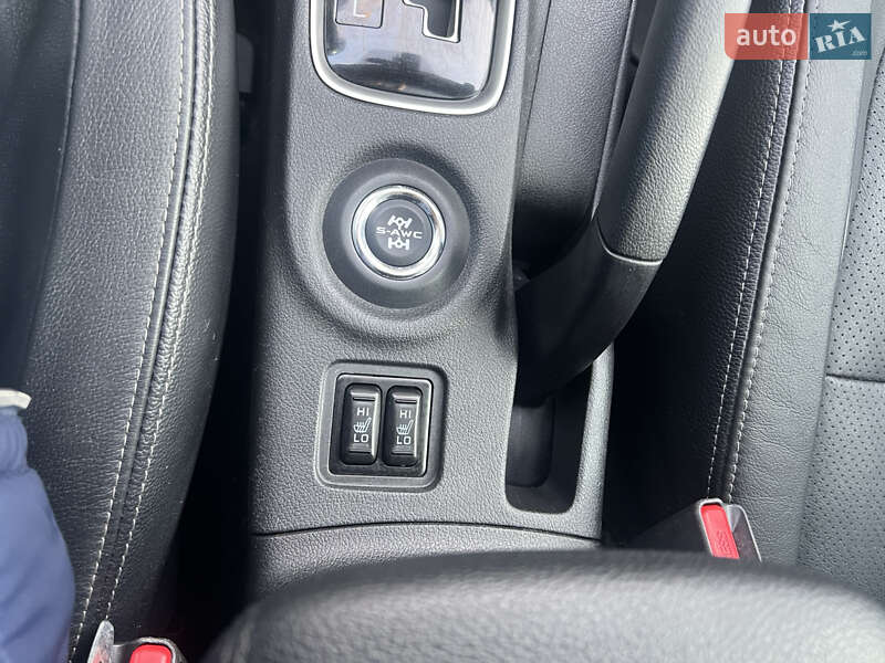 Позашляховик / Кросовер Mitsubishi Outlander 2016 в Чернівцях