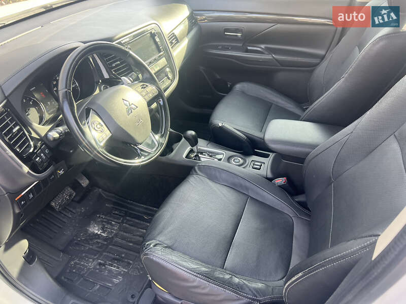 Позашляховик / Кросовер Mitsubishi Outlander 2016 в Чернівцях