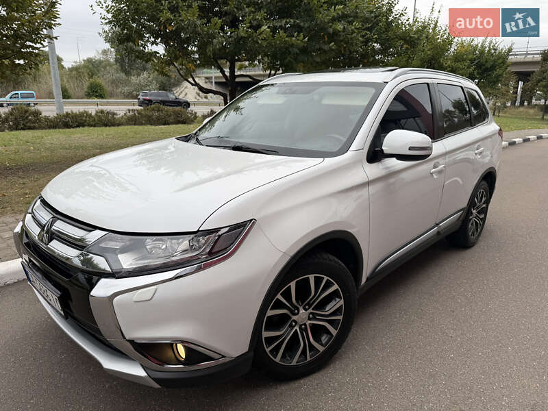Позашляховик / Кросовер Mitsubishi Outlander 2015 в Києві
