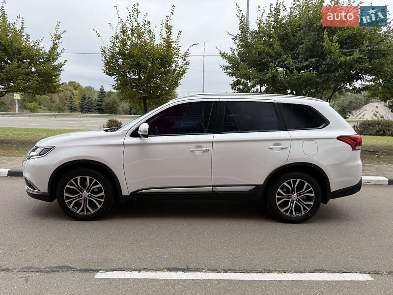 Позашляховик / Кросовер Mitsubishi Outlander 2015 в Києві