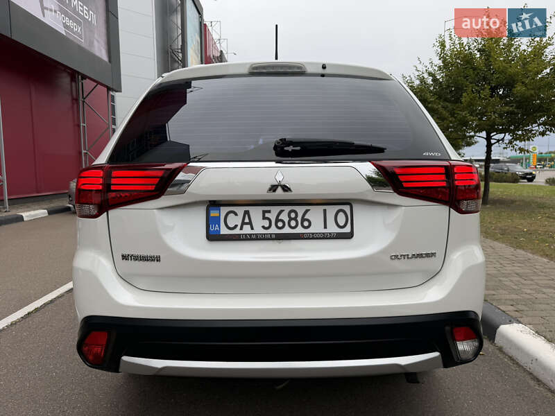 Позашляховик / Кросовер Mitsubishi Outlander 2015 в Києві