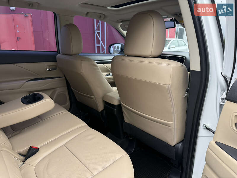 Позашляховик / Кросовер Mitsubishi Outlander 2015 в Києві