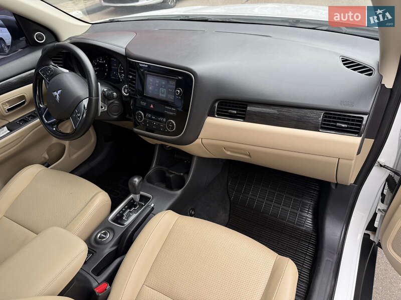 Позашляховик / Кросовер Mitsubishi Outlander 2015 в Києві