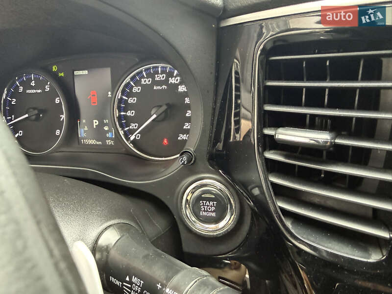 Позашляховик / Кросовер Mitsubishi Outlander 2015 в Києві