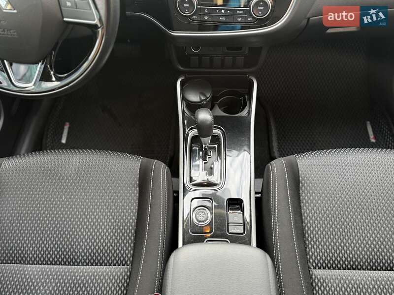 Внедорожник / Кроссовер Mitsubishi Outlander 2017 в Харькове