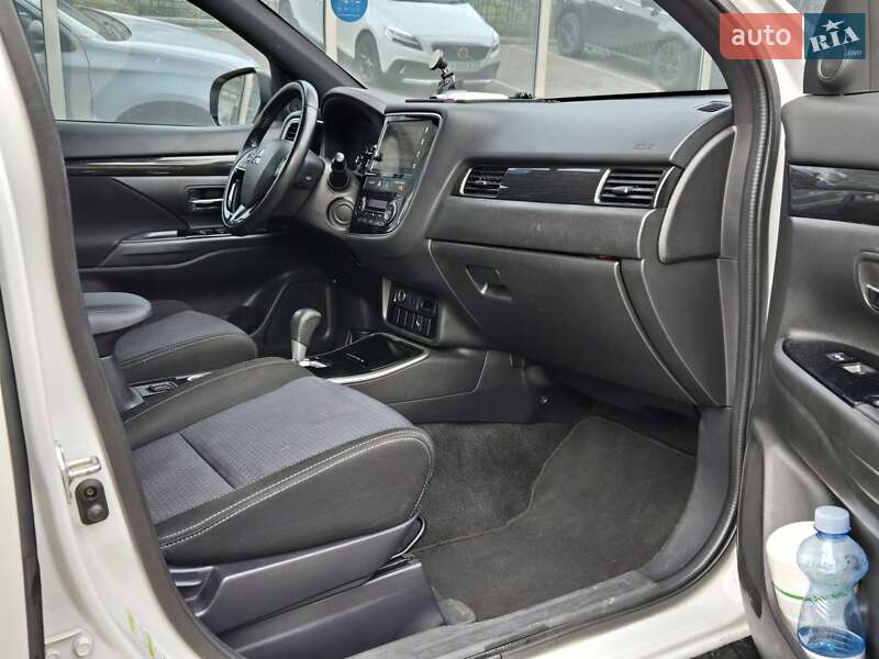 Внедорожник / Кроссовер Mitsubishi Outlander 2017 в Киеве фото 10 Внедорожник / Кроссовер Mitsubishi Outlander 2017 в Киеве