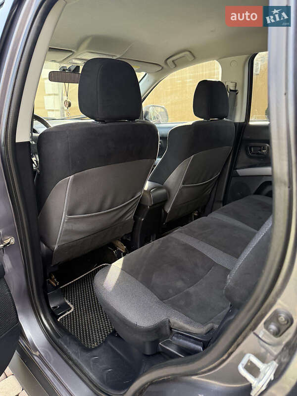 Внедорожник / Кроссовер Mitsubishi Outlander 2009 в Косове фото 14 Внедорожник / Кроссовер Mitsubishi Outlander 2009 в Косове