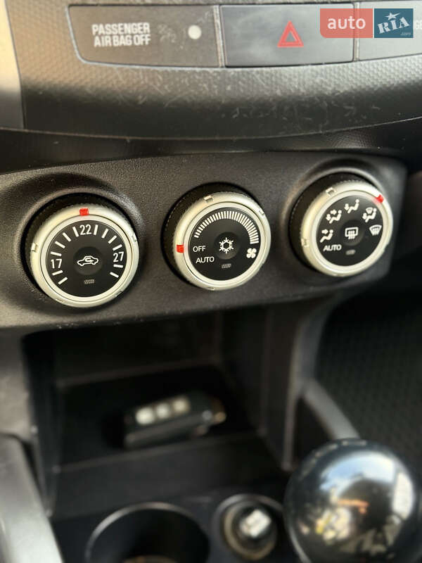 Внедорожник / Кроссовер Mitsubishi Outlander 2009 в Косове фото 23 Внедорожник / Кроссовер Mitsubishi Outlander 2009 в Косове