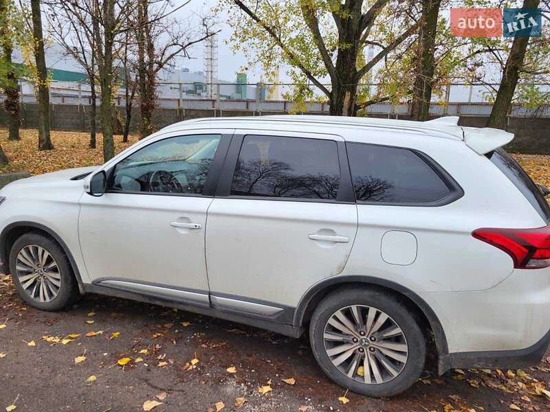 Внедорожник / Кроссовер Mitsubishi Outlander 2020 в Черкассах