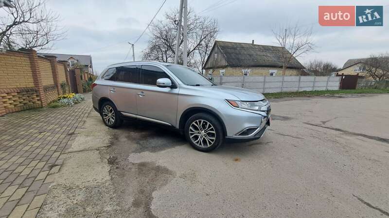 Позашляховик / Кросовер Mitsubishi Outlander 2017 в Києві