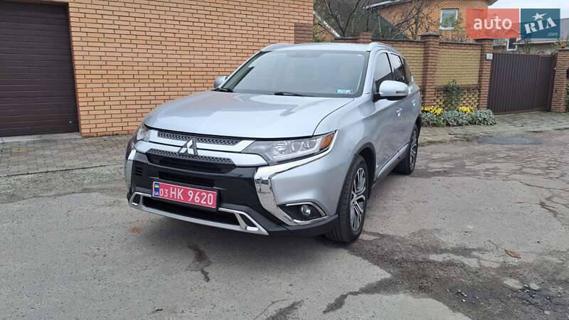 Позашляховик / Кросовер Mitsubishi Outlander 2017 в Києві