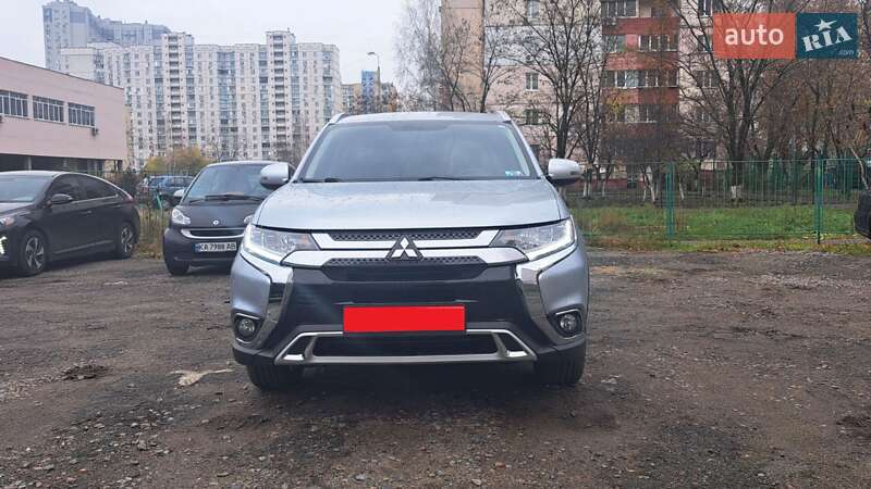 Позашляховик / Кросовер Mitsubishi Outlander 2017 в Києві