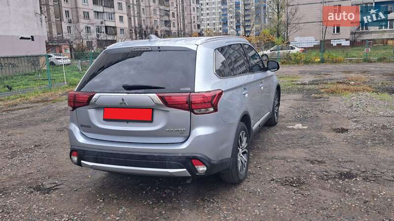 Позашляховик / Кросовер Mitsubishi Outlander 2017 в Києві
