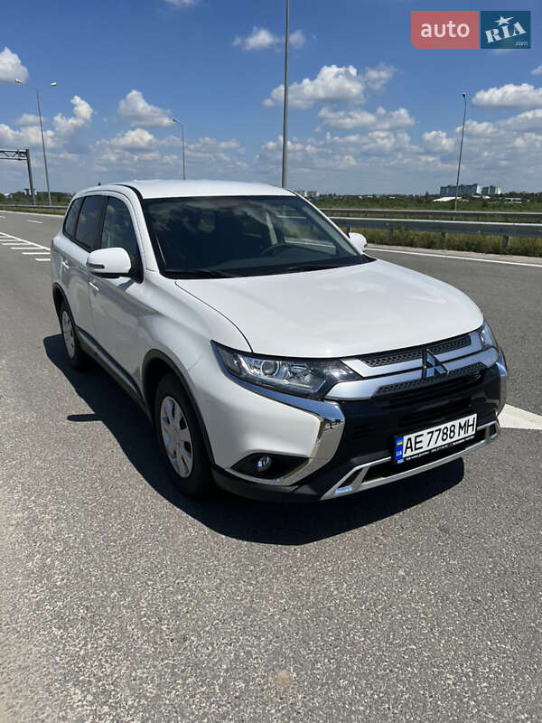 Внедорожник / Кроссовер Mitsubishi Outlander 2023 в Полтаве